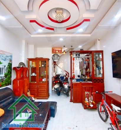 CHỈ 4.6 TỶ - HÀNG HIẾM – NHÀ ĐẸP HXH TÂN PHÚ – NGAY NGÃ TƯ BỐN XÃ.   Diện tích 29m², ngang 4m. Kết cấu: 1 trệt 2 lầu, sân thượng, 2PN, 3WC, 1 phòng xông hơi, có giếng trời. Hẻm ô tô vào tận cửa, khu dân trí cao, an ninh yên tĩnh.