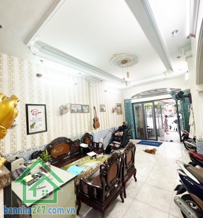 CHỈ 19.5 TỶ – MẶT TIỀN BÀU CÁT, TÂN BÌNH Cơ hội hiếm sở hữu mặt tiền ngay khu Bàu Cát – trung tâm Tân Bình. Nhà BTCT chắc chắn: 1 trệt 2 lầu + sân thượng trước sau. Công năng: 8PN, 6WC, không gian thoáng mát, sạch sẽ.