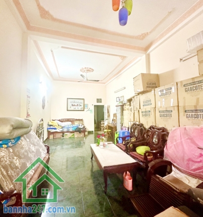 16.5 TỶ – MẶT TIỀN ĐƯỜNG 12M – KHU VIP BÀU CÁT, TÂN BÌNH -  5PN  - 4WC   DT: 71m² (4x18m), ngang đẹp chuẩn phong thủy. Kết cấu 4 tầng: trệt, 2 lầu, sân thượng.