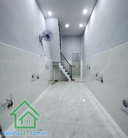 CHỈ 2,95 TỶ – HẺM BA GÁC – LẠC LONG QUÂN – 2 TẦNG – SỔ HỒNG RIÊNG DT: 22m² – hướng Đông Nam Kết cấu: 1 trệt 1 lầu – 2PN – 2WC Hẻm ba gác, chỉ 20m ra hẻm xe hơi. 