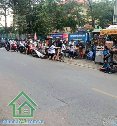 CHỈ 6,5 TỶ – MTKD ĐƯỜNG NHỰA 8M – Ô TÔ NGỦ TRONG NHÀ - DT: 60,5M² - 2 TẦNG  Gần Trường Phù Đổng – Khu kinh doanh sầm uất Diện tích: 60,5m² (Ngang 4m x Dài 15m). Kết cấu: 1 trệt + 1 lầu – nhà kiên cố. Công năng: 2PN – 2WC