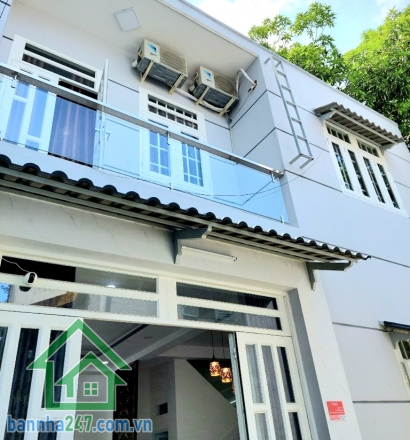 CHỈ 5,2 TỶ – NHÀ 2 MẶT HẺM 3 GÁC – GẦN HẺM XE TẢI – LẠC LONG QUÂN, Q.TÂN BÌNH -Căn nhà nhỏ xinh nằm ngay vị trí trung tâm, thuận tiện di chuyển khắp các quận.
