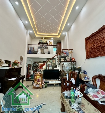 CHỈ 5,1 TỶ - NHÀ 2 TẦNG - 62.3M² (4.2 x 15) - SÁT MẶT TIỀN PHẠM VĂN BẠCH - GẦN GA T3, SÂN BAY TSN Vị trí đẹp, chỉ 50m ra Phạm Văn Bạch, gần chợ.