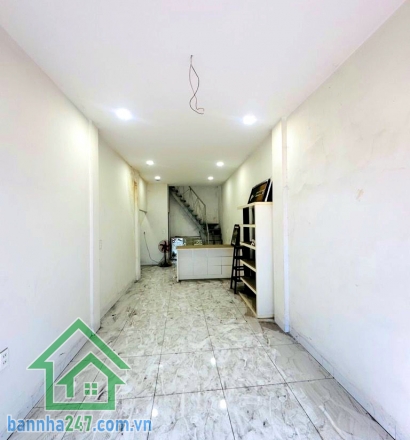 CHỈ 6,9 TỶ - MTKD PHẠM PHÚ THỨ – TT CHỢ VẢI TÂN BÌNH - 3 TẦNG - DTSD: 75M² - 2PN - 2WC GIÁP BÀU CÁT – KHU SẦM UẤT BẬC NHẤT Diện tích: 33m² (3 x 11m) – công nhận đủ. Kết cấu: 3 tầng - 2 PN - 2 WC. Nhà gọn gàng, dễ khai thác kinh doanh