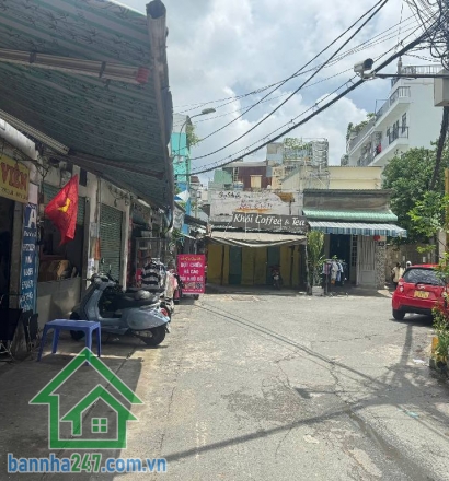 GÓC 2MT KINH DOANH – VỊ TRÍ VÀNG NGAY ĐH CÔNG THƯƠNG – AEON MALL – 6.7 TỶ  DT: 61m² (4.5 x 16m). Sổ hồng riêng. Nhà hiện trạng: 1 trệt 1 lửng, đang có 5 phòng trọ đang cho thuê. Thu nhập 12 triệu/tháng. 