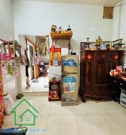 CHỈ 3 TỶ – NHÀ 2 TẦNG TRỊNH ĐÌNH TRỌNG – HẺM BA GÁC, GẦN HẺM XE HƠI * DT: 25m², 1 trệt 1 lầu, gồm 2PN – 2WC – PK – bếp * Hẻm ba gác, cách hẻm xe hơi 50m, cách MT 100m.
