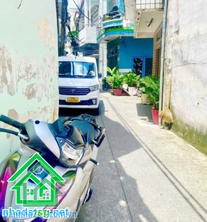CHỈ 4 TỶ – NHÀ ĐẸP FULL NỘI THẤT – HẺM 2,5M LẠC LONG QUÂN – ĐÔNG HỒ – P.8 TÂN BÌNH - 3PN – 3WC DT: 23,6m² (2,5 x 9,6m, có sân 1,5m) Kết cấu: Trệt + 2 lầu, 3PN, 3WC. 