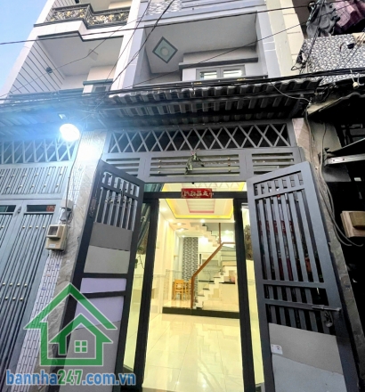 CHỈ 3,6 TỶ (TL) – NHÀ MỚI ĐẸP – HẺM 3 GÁC – KHU AO LẮNG - Đường 13A – Bình Tân – giáp Tân Phú Diện tích: 30m² - DTSD: 52m² Kết cấu: 2 tầng – 2PN – 2WC Hoàn công đủ