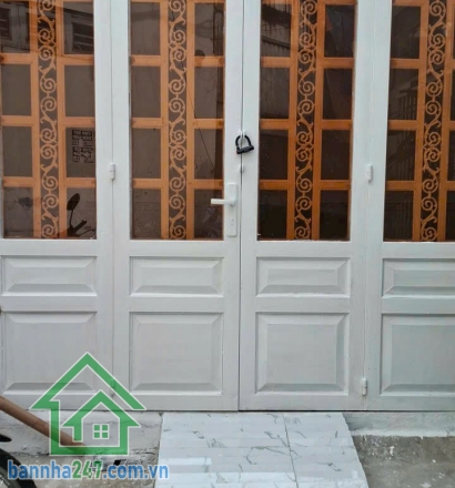 HẺM 3M THÔNG – P15 TÂN BÌNH – GẦN PHẠM VĂN BẠCH – CHỈ 4,35 TỶ Diện tích: 3.2 x 18m, DTSD 68m2. Kết cấu 2 tầng gồm 3PN, 2WC, phòng khách, bếp. Vị trí đẹp. 