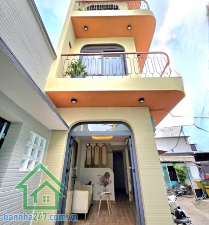 CHỈ 4,75 TỶ – NHÀ MỚI ĐẸP – GẦN PHAN XÍCH LONG – PHAN ĐĂNG LƯU Căn nhà xinh xắn trung tâm Phú Nhuận – giá mềm, ở là mê! Kết cấu: Trệt + 2 lầu + sân thượng. 2PN - 3WC