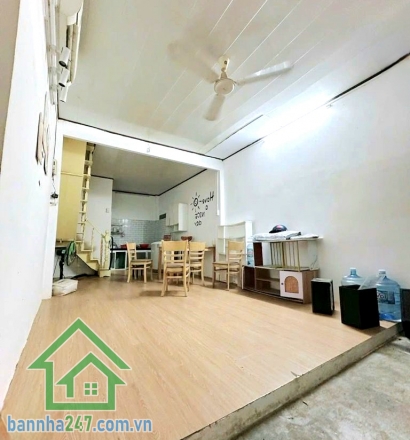 CHỈ 3,9 TỶ – NGAY CHỢ THỊ NGHÈ – GẦN MT PHAN VĂN HÂN - DT: 30M² (3,5x7) - 2 TẦNG - 2PN - 2WC Hẻm 3 gác – vài bước ra mặt tiền. Khu vực sầm uất, nhộn nhịp – hiếm nhà bán. Diện tích: 30m². Kết cấu: 1 trệt 1 lầu