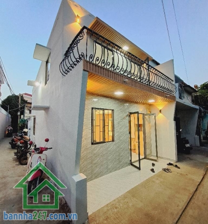 CHỈ 2.1 TỶ – NHÀ 2 TẦNG TRUNG TÂM AEON TÂN PHÚ – DT 50M2 (4.5x11)M – 2PN * Nhà lô góc, còn thơm mùi sơn, thiết kế hiện đại, chỉ việc xách vali vào ở. * Kết cấu 2 tầng, 2PN thoáng mát, đầy đủ công năng. * Vị trí cực đẹp: 5 phút ra Aeon Mall, công viên Cela