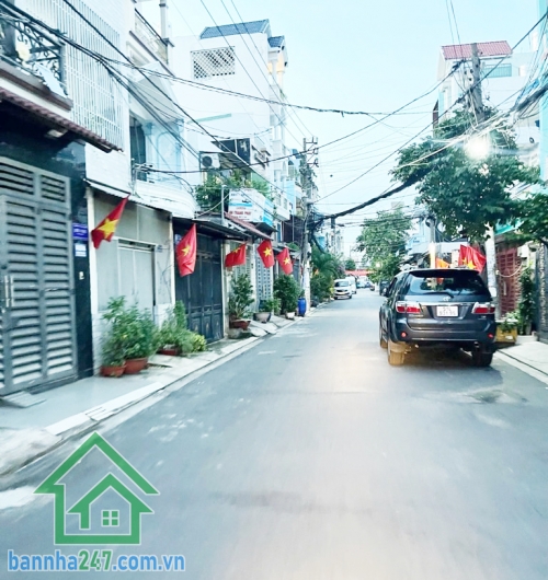 CHỈ HƠN 3 TỶ – NHÀ 2 TẦNG – HẺM XE HƠI TỚI CỬA Ngay Chiến Lược – Tân Hoà Đông – Bình Tân – Sát AEON Mall DT: 36m² (4x9m) – Nhà mới xây 100% Kết cấu: 1 trệt 1 lầu. 2PN, 2WC