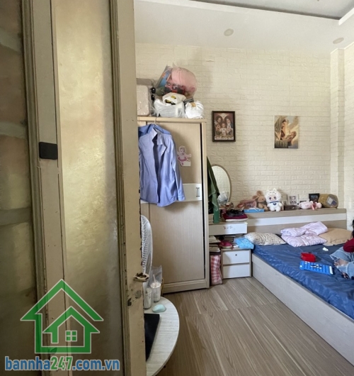 CHỈ 4.8 TỶ – LÔ GÓC 2 MẶT THOÁNG – NHÀ ĐẸP ỐP GỖ – TÂY THẠNH, TÂN PHÚ.  Diện tích: 40m² (4 x 10m), sổ hồng vuông vức. Kết cấu: 1 trệt 2 lầu – 3PN – 2WC, nhà mới 100%