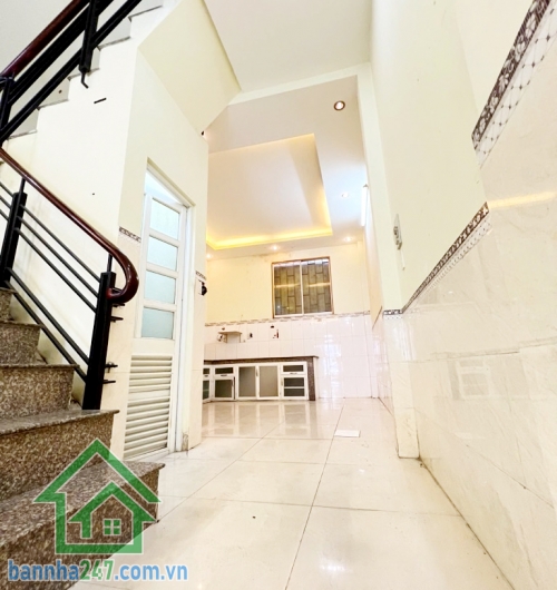 CHỈ 5 TỶ TL – GÓC 2 MẶT TIỀN KINH DOANH – KHUÔNG VIỆT TÂN PHÚ, GIÁP Q11. Diện tích: 25.7m2 (4.6 x 6m), vuông vức. Kết cấu: 1 trệt, 1 lửng, gồm 2PN – 2WC. 