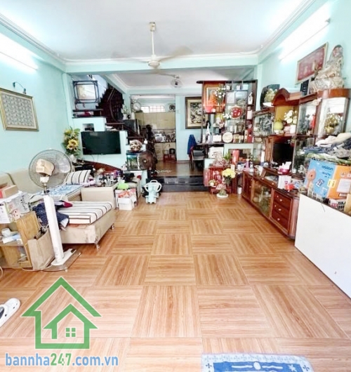 CHỈ 5,5 TỶ - NHÀ HẺM Ô TÔ – NGAY AEON TÂN PHÚ Diện tích: 5 x 10.5m – Nở hậu nhẹ (Hẻm Cụt) Kết cấu: 1 trệt 1 lầu BTCT – 2PN, 2WC Hẻm ô tô 1 sẹc, vài bước ra mặt tiền. 