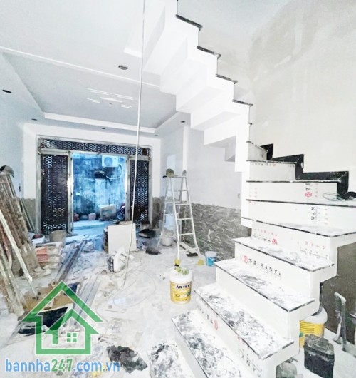 CHỈ HƠN 3 TỶ – NHÀ 2 TẦNG – HẺM XE HƠI TỚI CỬA Ngay Chiến Lược – Tân Hoà Đông – Bình Tân – Sát AEON Mall DT: 36m² (4x9m) – Nhà mới xây 100% Kết cấu: 1 trệt 1 lầu. 2PN, 2WC