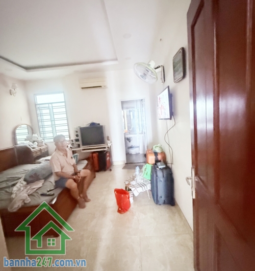 CHỈ 6,4 TỶ - BÁN NHÀ HẺM XE HƠI LÊ VĂN QUỚI – DIỆN TÍCH 60M2 – 4PN – 5WC – Diện tích: 4 x 15m vuông vức, công nhận đủ. Kết cấu: 1 trệt, 2 lầu, sân thượng, gồm 4pn + 5wc