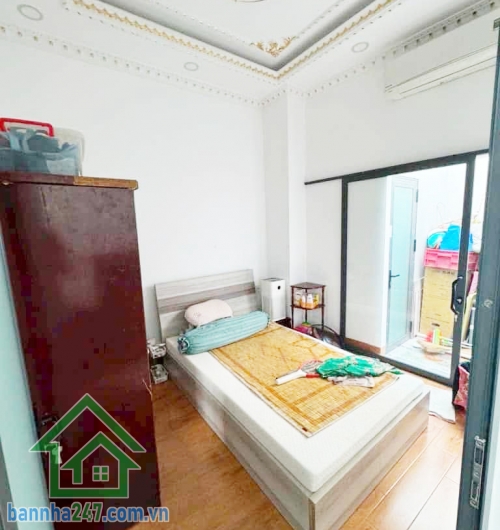 BÁN NHÀ ĐẸP 74M² – HẺM 5M – TÊN LỬA – BÌNH TÂN – GẦN AEON – CHỈ 6,2 TỶ Nhà 1 trệt 1 lầu, 3PN, 3WC, sân trước sau thoáng mát.   Diện tích 4 x 18.5m, sổ A4 vuông