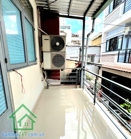 CHỈ 4,4 TỶ – NHÀ 2 TẦNG – GẦN CHỢ TÂN HƯƠNG – SÁT AEON TÂN PHÚ - HẺM 3,5–4M – GẦN MẶT TIỀN – Ở NGAY Diện tích: 36m² (3,4m x 11m) Kết cấu: 1 trệt + 1 lầu Công năng: 2 Phòng ngủ – 2 WC