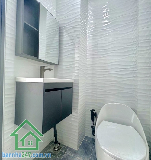 CHỈ 3 TỶ – NHÀ MỚI 3 TẦNG - DT: 18M2 – Ô TÔ ĐỖ CỬA – NGAY LUỸ BÁN BÍCH – TÔ HIỆU – HOÀ BÌNH - 2PN - 3WC * Kết cấu: 1 trệt 2 lầu, 2PN, 3 WC, nhà mới tinh, chỉ việc xách va li vào ở.