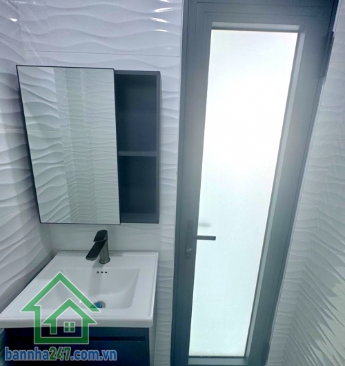 CHỈ 3 TỶ – NHÀ MỚI 3 TẦNG - DT: 18M2 – Ô TÔ ĐỖ CỬA – NGAY LUỸ BÁN BÍCH – TÔ HIỆU – HOÀ BÌNH - 2PN - 3WC * Kết cấu: 1 trệt 2 lầu, 2PN, 3 WC, nhà mới tinh, chỉ việc xách va li vào ở.