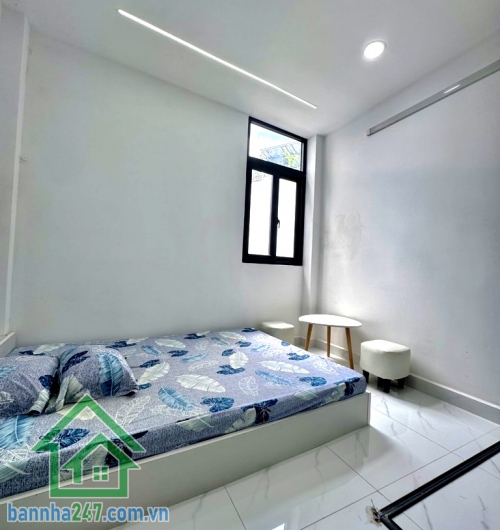 CHỈ 3 TỶ – NHÀ MỚI 3 TẦNG - DT: 18M2 – Ô TÔ ĐỖ CỬA – NGAY LUỸ BÁN BÍCH – TÔ HIỆU – HOÀ BÌNH - 2PN - 3WC * Kết cấu: 1 trệt 2 lầu, 2PN, 3 WC, nhà mới tinh, chỉ việc xách va li vào ở.