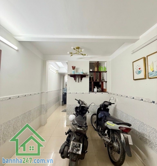6,9 TỶ – NHÀ ĐẸP KHU CƯ XÁ ĐỒNG TIẾN VIP – QUẬN 103 TẦNG – 4PN – SÁT VẠN HẠNH MALL Thông tin chi tiết:• Diện tích: 41m² (3.1 x 14m) – vuông vức• Kết cấu: 1 trệt 2 lầu, nhà xây kiên cố• Công năng: 4PN – 3WC• Nhà mới đẹp, vào ở ngay – không cần sửa