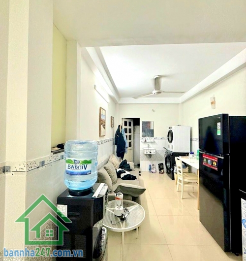 6,9 TỶ – NHÀ ĐẸP KHU CƯ XÁ ĐỒNG TIẾN VIP – QUẬN 103 TẦNG – 4PN – SÁT VẠN HẠNH MALL Thông tin chi tiết:• Diện tích: 41m² (3.1 x 14m) – vuông vức• Kết cấu: 1 trệt 2 lầu, nhà xây kiên cố• Công năng: 4PN – 3WC• Nhà mới đẹp, vào ở ngay – không cần sửa