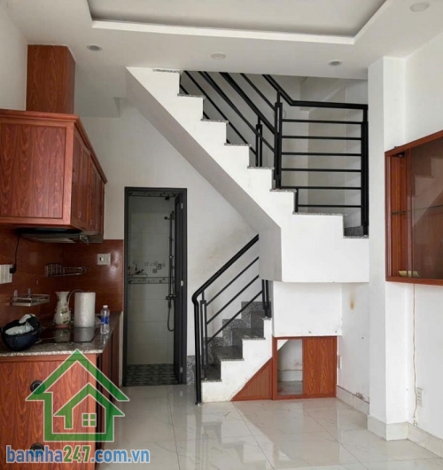 NHÀ 3 TẦNG CMT8 – NGAY TRUNG TÂM QUẬN 10 – HẺM THÔNG – CHỈ NHỈNH 4 TỶ * Diện tích: 4.5m x 7m. * Kết cấu: 1 trệt, 2 lầu, gồm 2PN, 2WC. Nhà xây dựng gọn gàng.