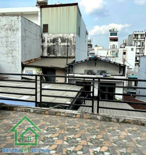 CHỈ 4,3 TỶ – NHÀ 3 TẦNG CMT8 – TRUNG TÂM QUẬN 10 – DT: 27M² (DTSD: 81M²) - HẺM THÔNG – SỔ RIÊNG - 2PN, 2WC DT: 27m² (4,5 x 7m) Kết cấu: 1 trệt, 2 lầu – 2PN, 2WC.