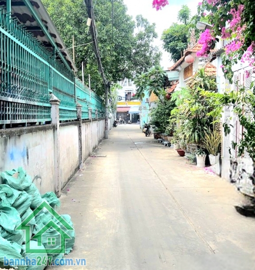 CHỈ 6,3 TỶ – NHÀ MỚI 4 TẦNG – DT 50M² – HXH THÔNG LÔ TƯ, BÌNH TÂN - 4PN – 3WC DT: 4 x 12,5m (50m²) Kết cấu: 1 trệt 3 lầu – BTCT vững chắc 4PN – 3WC – phòng thờ...