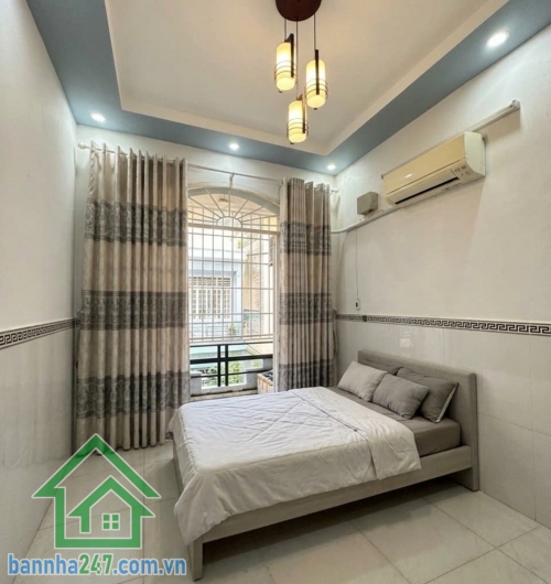 CHỈ 4,45 TỶ – HXH 4M THÔNG – KHU VIP TÂN PHÚ – 3PN – CÓ DÒNG TIỀN • Diện tích: 40m² • Kết cấu: 1 trệt – 1 lửng – 1 lầu • Công năng: 3 PN – 3 WC • Có sân để xe rộng rãi