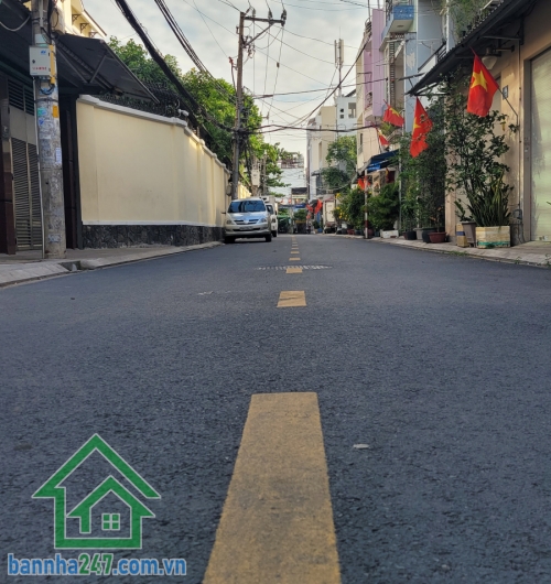 NHỈNH 7 TỶ – MT KINH DOANH ĐƯỜNG 8M – TÂN PHÚ DT: 66m² (lô góc 2MT) Kết cấu: 3 tầng (1 trệt, 1 lầu, chuồng cu), 4PN, 2WC, ô tô ngủ trong nhà Vị trí: Khuông Việt VIP Tân Phú.