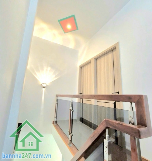 Nhỉnh 4 tỷ – nhà đẹp Đồng Đen, Tân Bình. Diện tích: 32m2 (4,2 x 7m, thực tế 4,2 x 8m có giếng trời 1m). Kết cấu: 1 trệt 1 lầu, 2 phòng ngủ, 2 WC. Nhà mới hoàn toàn.