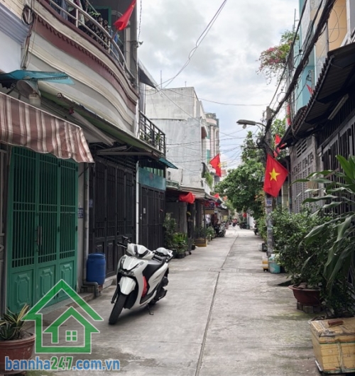 BÁN NHÀ LÊ VĂN QUỚI – GIÁ 4,15 TỶ – HẺM XE HƠI – 2 TẦNG ĐẸP Ở NGAY * Diện tích: 36m2 (4 x 9m). * Kết cấu: 1 trệt 1 lầu, 2PN, 2WC. * Hẻm xe hơi 5m, thuận tiện di chuyển. 