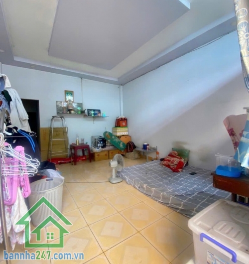 CHỈ 4.85 TỶ – NHÀ 2 TẦNG – HẺM XE HƠI – SƠN KỲ, TÂN PHÚ – 52M² Diện tích: 4 x 13m, sổ vuông vức, công chứng ngay. Kết cấu: 2 tầng, 2PN, 2WC, nhà gọn gàng đầy đủ công năng. Hẻm xe hơi, hẻm cụt an ninh – yên tĩnh.