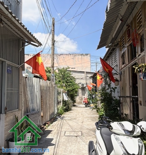 CHỈ 4.85 TỶ – NHÀ 2 TẦNG – HẺM XE HƠI – SƠN KỲ, TÂN PHÚ – 52M² Diện tích: 4 x 13m, sổ vuông vức, công chứng ngay. Kết cấu: 2 tầng, 2PN, 2WC, nhà gọn gàng đầy đủ công năng. Hẻm xe hơi, hẻm cụt an ninh – yên tĩnh.
