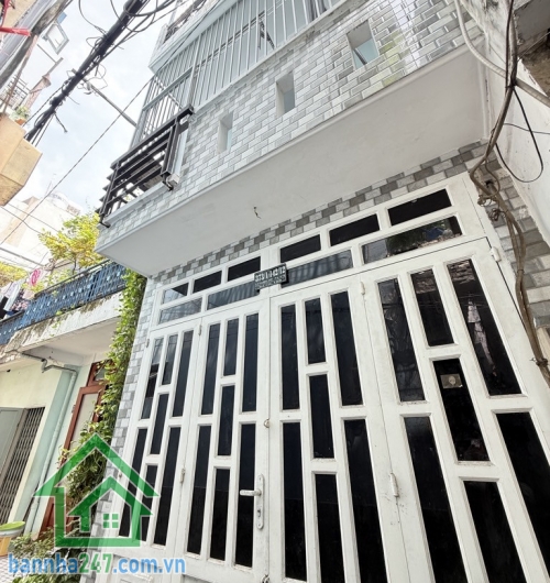 TÂN BÌNH – GIÁP QUẬN 10 – NHÀ MỚI – SỔ NỞ HẬU – CHỈ 2.8 TỶ TL DT: 1 trệt 2 lầu – 2PN – 3WC – ban công thoáng mát Hẻm ba gác, cách xe tải tránh chỉ vài bước chân.