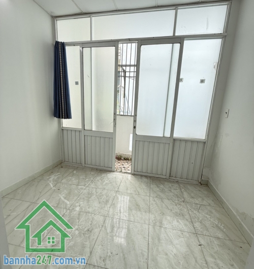 TÂN BÌNH – GIÁP QUẬN 10 – NHÀ MỚI – SỔ NỞ HẬU – CHỈ 2.8 TỶ TL DT: 1 trệt 2 lầu – 2PN – 3WC – ban công thoáng mát Hẻm ba gác, cách xe tải tránh chỉ vài bước chân.