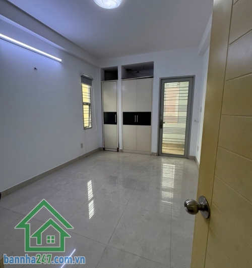 Chỉ 8.1 TỶ - CĂN GÓC 3 MẶT TIỀN – HẺM Ô TÔ – TÂN BÌNH - GIÁP QUẬN 10. Diện tích thực tế 76m², công nhận 46m² – nở hậu 5.1m. Nhà 1 trệt 2 lầu + sân thượng