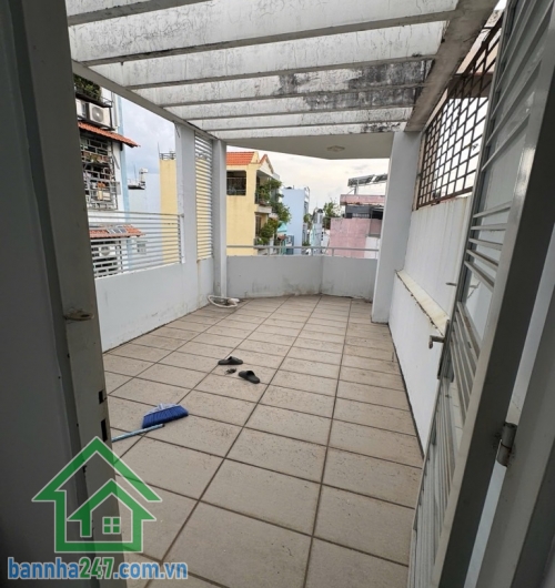 Chỉ 8.1 TỶ - CĂN GÓC 3 MẶT TIỀN – HẺM Ô TÔ – TÂN BÌNH - GIÁP QUẬN 10. Diện tích thực tế 76m², công nhận 46m² – nở hậu 5.1m. Nhà 1 trệt 2 lầu + sân thượng