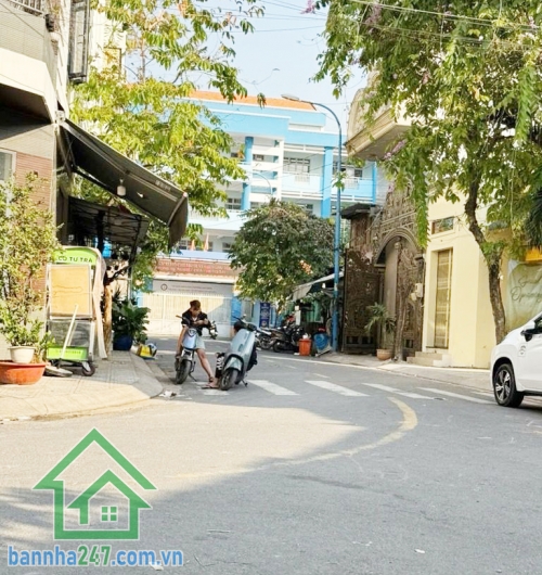 TÂN BÌNH – NHÀ ĐẸP 2 TẦNG – NGANG 4,5M HIẾM – CHỈ 5,2 TỶ Diện tích 58m², ngang 4,5m rất hiếm trong khu vực. Kết cấu 1 trệt + 1 lửng, bố trí 2PN – WC, phòng khách, bếp, sân để xe rộng thoáng