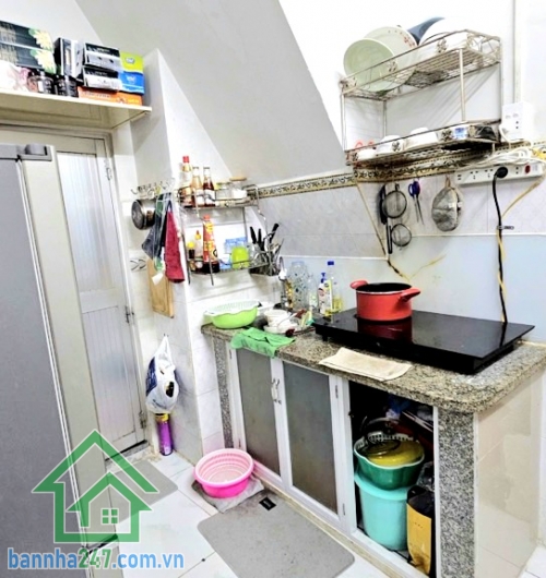 CHỈ 2,9 TỶ – NHÀ ĐẸP VÀO Ở NGAY – QUẬN 11 – ĐỘI CUNG – GẦN HẺM Ô TÔ QUAY ĐẦU DT: 24m² (4.3 x 5.5)m – 2 tầng kiên cố Kết cấu: Trệt + lầu, đầy đủ công năng.