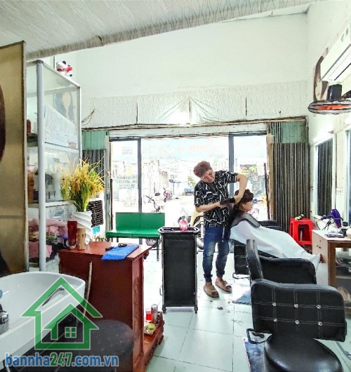 MẶT TIỀN BÌNH TÂN – 194M² – THU NHẬP HƠN 20TR/TH – CÁCH CHỢ 200M Vị trí đắc địa: Cách chợ Bình Trị Đông 200m, ngay đoạn sầm uất Trương Phước Phan, gần BX Miền Tây. 