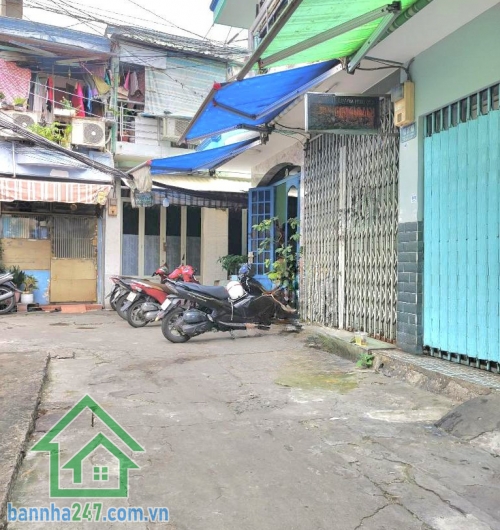 CHỈ 3,95 TỶ - NHÀ ĐẸP – HẺM XE HƠI – DT: 28m² (3x9) – 3 tầng BTCT - 3PN – 2WC DT: 28m² (3x9) – 3 tầng BTCT kiên cố.  Công năng: 3PN – 2WC, đầy đủ tiện nghi.