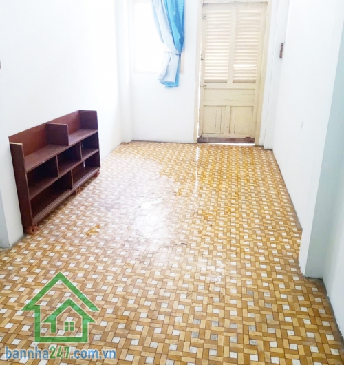 CHỈ 4 TỶ – NHÀ 3 TẦNG - DT: 18M2 - NGUYỄN DUY DƯƠNG – BÀ HẠT, QUẬN 10 – SÁT MẶT TIỀN * Diện tích gọn, nhà 1 trệt 1 lửng 1 lầu, gồm 2PN và 2WC. * Hẻm ba gác thông. chỉ vài bước ra mặt tiền đường Bà Hạt. * Vị trí trung tâm Quận 10, đầy đủ tiện ích, gần chợ,