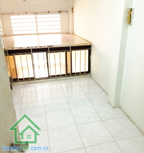 CHỈ 4 TỶ – NHÀ 3 TẦNG - DT: 18M2 - NGUYỄN DUY DƯƠNG – BÀ HẠT, QUẬN 10 – SÁT MẶT TIỀN * Diện tích gọn, nhà 1 trệt 1 lửng 1 lầu, gồm 2PN và 2WC. * Hẻm ba gác thông. chỉ vài bước ra mặt tiền đường Bà Hạt. * Vị trí trung tâm Quận 10, đầy đủ tiện ích, gần chợ,