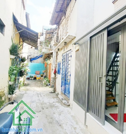 CHỈ 3,65 TỶ – NHÀ 4 TẦNG BTCT – SÁT AEON TÂN PHÚ – HẺM 3M – 3 PHÒNG NGỦ – 4WC Diện tích: 21.2m² (DTXD: 18.1m², DTSD: 72m²) Kết cấu: 1 trệt, 3 lầu, sân thượng, 3PN – 4WC