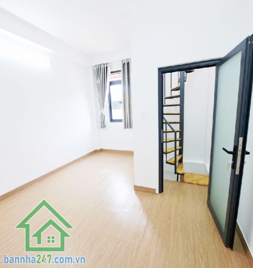 CHỈ 3,65 TỶ – NHÀ 4 TẦNG BTCT – SÁT AEON TÂN PHÚ – HẺM 3M – 3 PHÒNG NGỦ – 4WC Diện tích: 21.2m² (DTXD: 18.1m², DTSD: 72m²) Kết cấu: 1 trệt, 3 lầu, sân thượng, 3PN – 4WC
